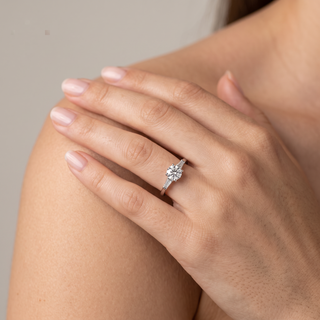 Solitaire Saint Paul porté au doigt, or rose 18 carats — Maison Laveran Paris