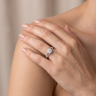Bague Marais portée au doigt, or rose 18 carats — Maison Laveran Paris
