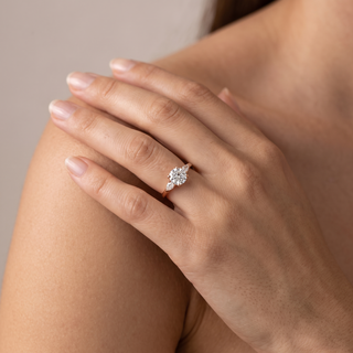 Solitaire Wagram porté au doigt, or rose 18 carats — Maison Laveran Paris