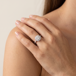 Bague Odéon Double Halo Coussin portée au doigt, or rose 18 carats — Maison Laveran Paris