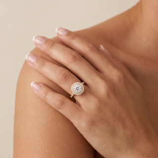 Bague Odéon Double Halo Rond portée au doigt, or blanc 18 carats ou platine 950 — Maison Laveran Paris