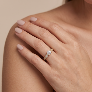 Bague Victor Hugo portée au doigt, or blanc 18 carats ou platine 950 — Maison Laveran Paris