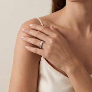 Alliance Montaigne Diamants Ovales portée au doigt, or jaune 18 carats — Maison Laveran Paris