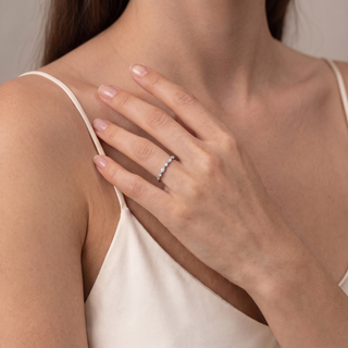 Alliance Solférino portée au doigt, or jaune 18 carats — Maison Laveran Paris