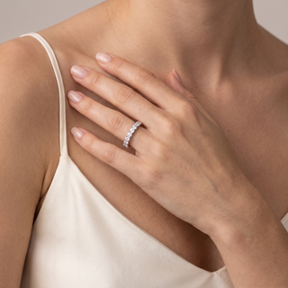 Demi-Alliance Montaigne Diamants Ronds 9 pierres portée au doigt, or rose 18 carats — Maison Laveran Paris