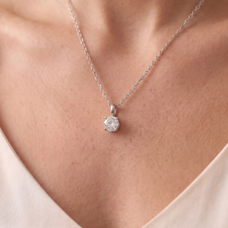 Pendentif Palais Royal porté, or blanc 18 carats ou platine 950 — Maison Laveran Paris