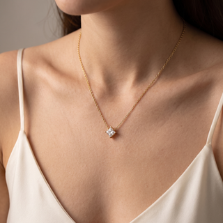 Pendentif Diamant Montaigne Princesse porté, or rose 18 carats — Maison Laveran Paris