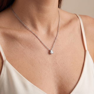 Pendentif Diamant Montaigne Poire porté, or jaune 18 carats — Maison Laveran Paris