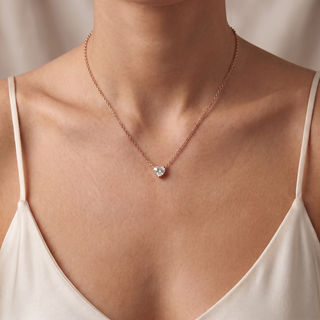 Pendentif Montaigne Cœur porté, or blanc 18 carats ou platine 950 — Maison Laveran Paris
