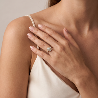 Bague Mirabeau Diamants portée au doigt, or jaune 18 carats — Maison Laveran Paris