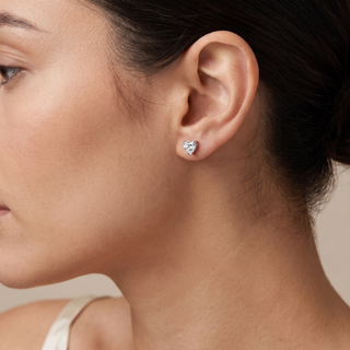 Boucles d'Oreilles Montaigne Diamants Cœurs portées à l'oreille, or rose 18 carats — Maison Laveran Paris