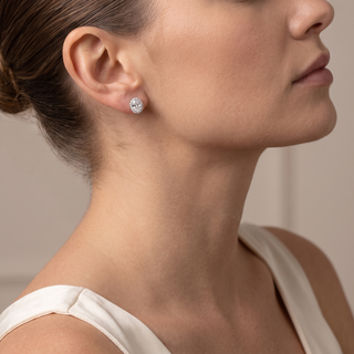 Boucles d'Oreilles Odéon Diamants Ovales portées à l'oreille, or blanc 18 carats ou platine 950 — Maison Laveran Paris