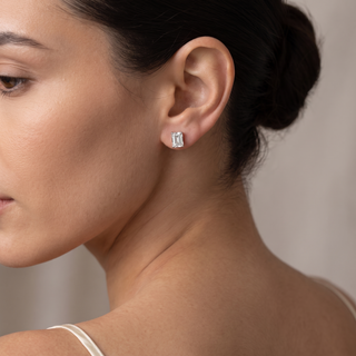 Boucles d'Oreilles Montaigne Diamants Tailles Émeraudes portées à l'oreille, or jaune 18 carats — Maison Laveran Paris