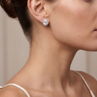 Boucles d'Oreilles Odéon Diamants Poires portées à l'oreille, or blanc 18 carats ou platine 950 — Maison Laveran Paris