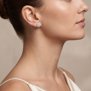 Boucles d'Oreilles Odéon Diamant Rond portées à l'oreille, or rose 18 carats — Maison Laveran Paris