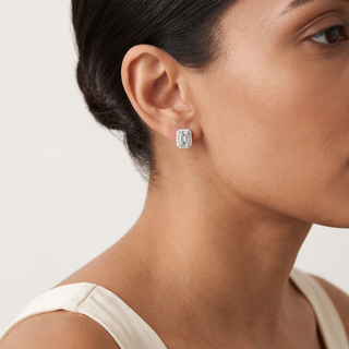 Boucles d'Oreilles Odéon Tailles Emeraudes portées à l'oreille, or rose 18 carats — Maison Laveran Paris