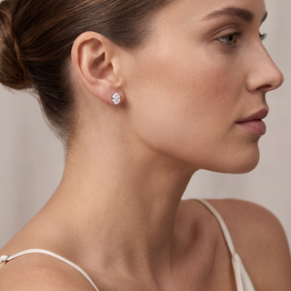 Boucles d'Oreilles Montaigne Diamants Ovales portées à l'oreille, or rose 18 carats — Maison Laveran Paris