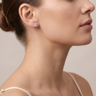 Boucles d'Oreilles Montaigne Diamants Princesses portées à l'oreille, or blanc 18 carats ou platine 950 — Maison Laveran Paris