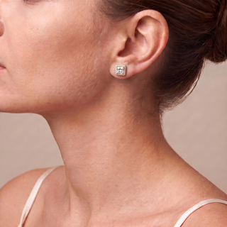 Boucles d'Oreilles Odéon Diamants Princesses portées à l'oreille, or rose 18 carats — Maison Laveran Paris