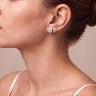 Boucles d'Oreilles Montaigne Diamants Poires portées à l'oreille, or rose 18 carats — Maison Laveran Paris