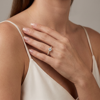 Bague Cardinet portée au doigt, or rose 18 carats — Maison Laveran Paris