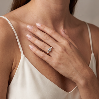 Bague Mozart portée au doigt, or blanc 18 carats ou platine 950 — Maison Laveran Paris