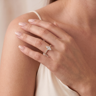 Bague Vendôme Marquise portée — Maison Laveran Paris