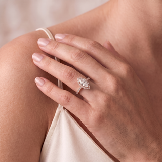 Bague Odéon Marquise portée — Maison Laveran Paris