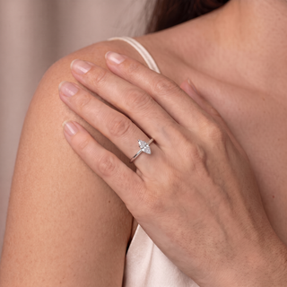 Bague Montaigne Marquise portée — Maison Laveran Paris