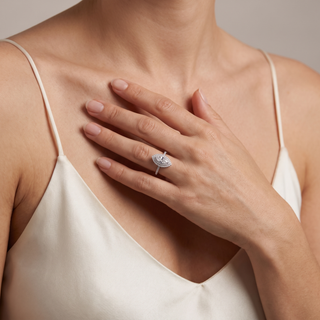 Bague Odéon Double Halo Marquise portée — Maison Laveran Paris
