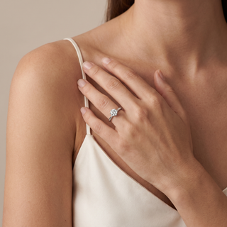 Bague Montaigne 6 Griffes portée au doigt, or blanc 18 carats ou platine 950 — Maison Laveran Paris