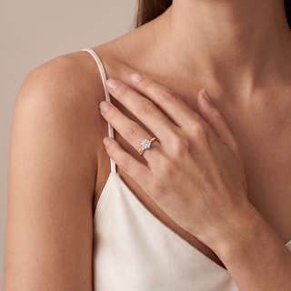 Bague Montaigne 6 Griffes portée au doigt, or jaune 18 carats — Maison Laveran Paris