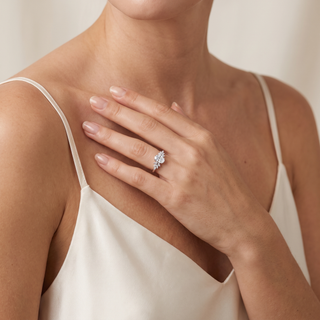 Bague Rive Gauche portée au doigt, or blanc 18 carats ou platine 950 — Maison Laveran Paris