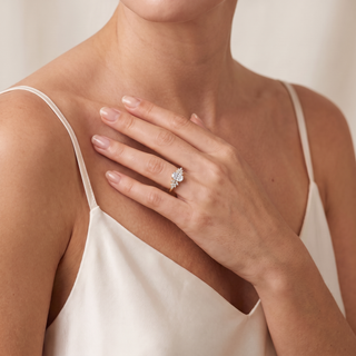 Bague Rive Gauche portée au doigt, or jaune 18 carats — Maison Laveran Paris