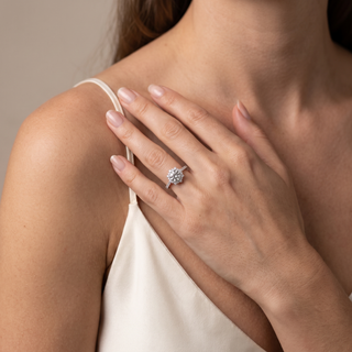 Bague Bastille portée au doigt, or blanc 18 carats ou platine 950 — Maison Laveran Paris