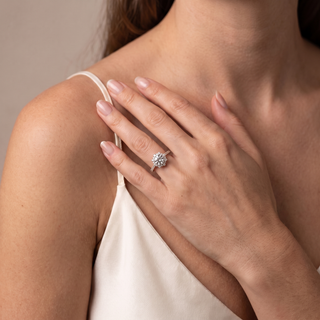 Bague Bastille portée au doigt, or rose 18 carats — Maison Laveran Paris
