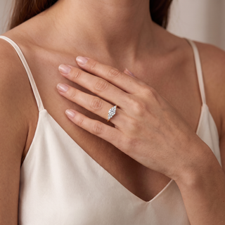 Bague Étoile Diamant Rond portée au doigt, or jaune 18 carats — Maison Laveran Paris