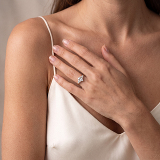 Bague Étoile Diamant Poire portée au doigt, or jaune 18 carats — Maison Laveran Paris
