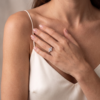 Bague Étoile Diamant Poire portée au doigt, or rose 18 carats — Maison Laveran Paris