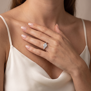 Bague Étoile Diamant Ovale portée au doigt, or blanc 18 carats ou platine 950 — Maison Laveran Paris