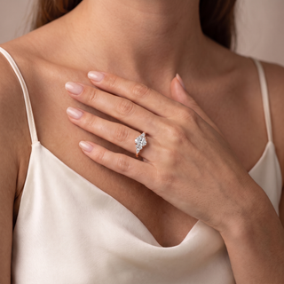 Bague Étoile Diamant Ovale portée au doigt, or rose 18 carats — Maison Laveran Paris