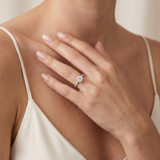 Bague Solitaire Cadet portée au doigt, or blanc 18 carats ou platine 950 — Maison Laveran Paris