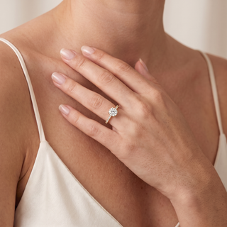 Bague Solitaire Cadet portée au doigt, or jaune 18 carats — Maison Laveran Paris