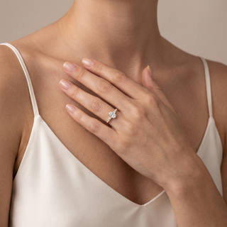 Bague Dauphine portée au doigt, or blanc 18 carats ou platine 950 — Maison Laveran Paris