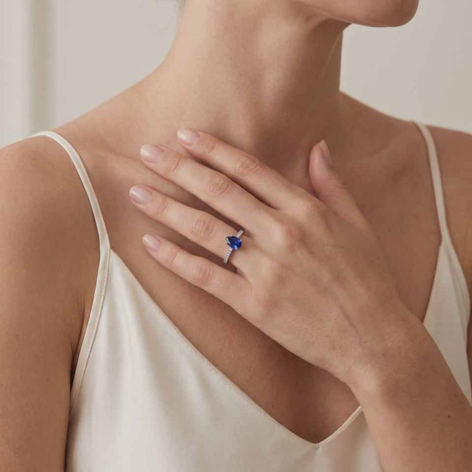 Bague Vendôme Saphir Bleu Synthétique Poire portée au doigt, vidéo, modèle présenté en or blanc 18 carats — Maison Laveran Paris
