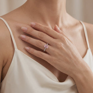 Bague Vendôme Diamants Rose Taille Émeraude portée au doigt, vidéo, modèle présenté en or blanc 18 carats — Maison Laveran Paris