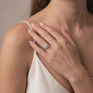 Bague Bastille portée au doigt, or rose 18 carats — Maison Laveran Paris