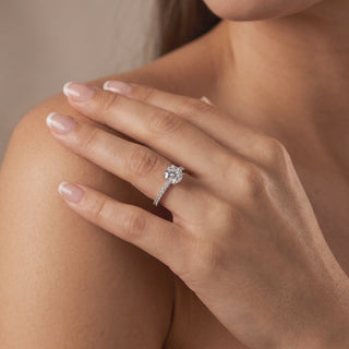 Bague Vendôme Diamants Rond portée au doigt, or blanc 18 carats ou platine 950 — Maison Laveran Paris