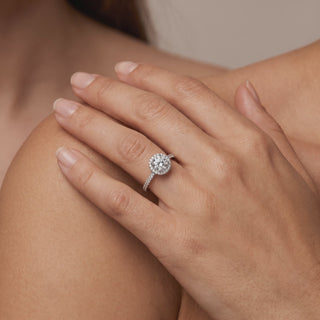 Bague Odéon Diamants Rond portée au doigt, or blanc 18 carats ou platine 950 — Maison Laveran Paris
