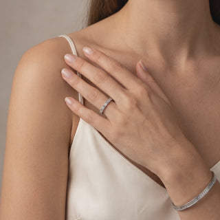 Alliance Montaigne Diamants Baguettes portée au doigt, or jaune 18 carats — Maison Laveran Paris